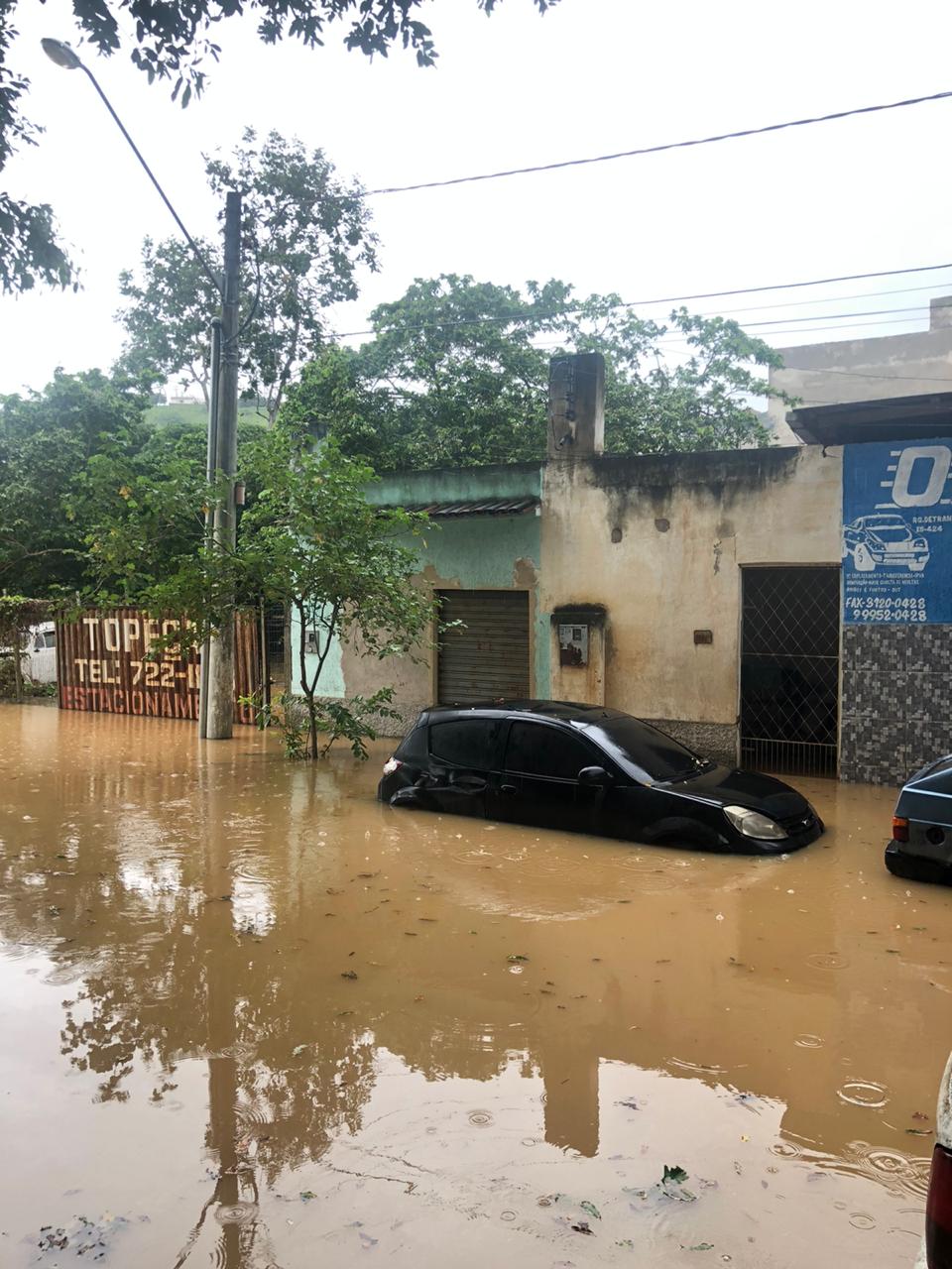 Água já invadiu ruas do bairro Esplanada, em Colatina (Foto: Kario Linhalis)