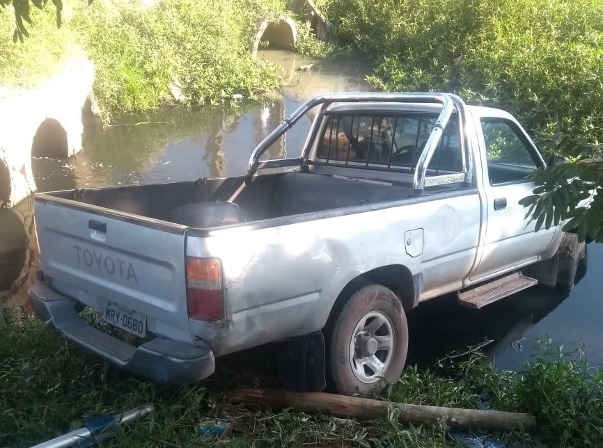 A Toyota Hilux do engenheiro já caída no valão em Vila Velha (Foto: Divulgação)