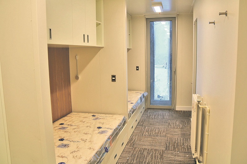 Quartos - Os quartos têm duas camas e banheiros e lembram acomodações de um hotel. Eles vão abrigar pesquisadores e militares. (Foto: Marinha do Brasil/Divulgação)
