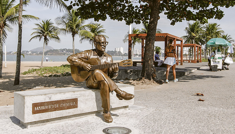 Estátua de Maurício de Oliveira, na Praia de Camburi (Foto: Thiago Coutinho / Arquivo AT - 04/06/2016)