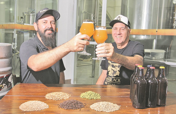 Paulo Alves (à direita) disse que cervejaria substitui dietilenoglicol por água e álcool (Foto: Beto Morais/AT)