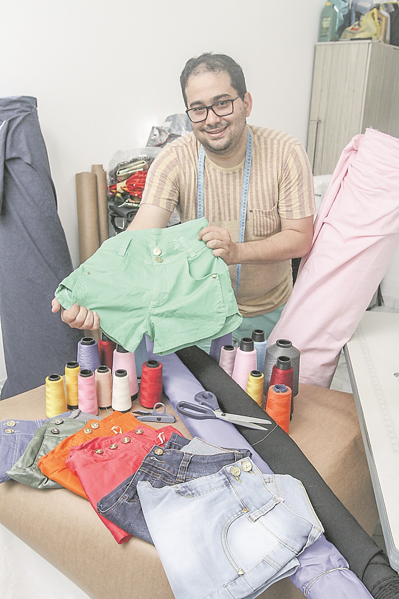 Fabrício obteve desconto no curso de Moda e conseguiu montar ateliê (Foto: Beto Morais/ AT/ 23/01/2020)
