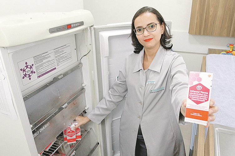 A enfermeira Izabhelly Caroline Souza Lima revelou o aumento na procura da vacina pentavalente na rede particular (Foto: Leone Iglesias/AT)