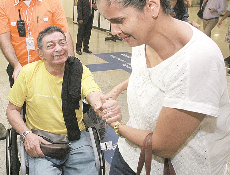 Pelegrino Tomaz, 71, saiu do Acre de manhã, parou em Brasília e só chegou ao Estado à noite (Foto: Leone Iglesias/AT)
