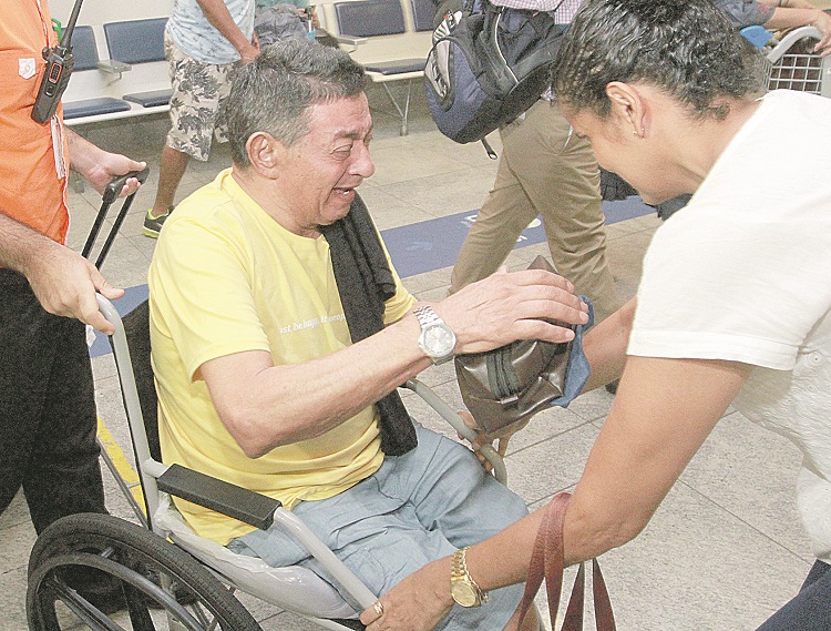 Pelegrino Tomaz, 71, saiu do Acre de manhã, parou em Brasília e só chegou ao Estado à noite (Foto: Leone Iglesias/AT)