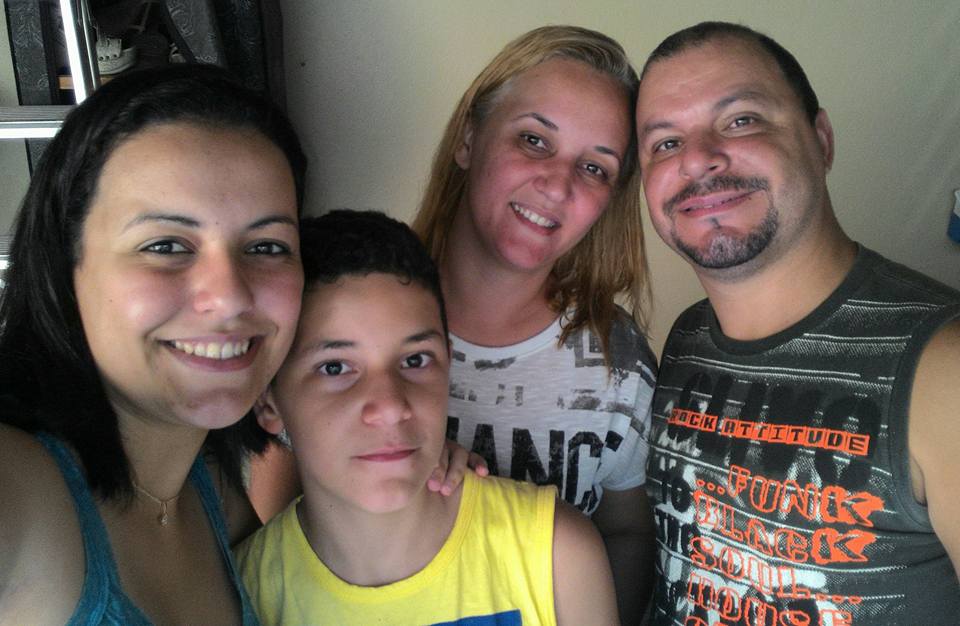 Ana Flávia (à esquerda) ao lado do irmão, da mãe e do pai (Foto: Acervo Pessoal)