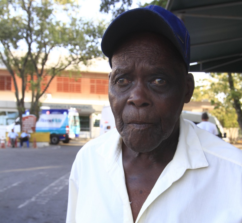 O aposentado Wyldo Caetano, de 89 anos, aguardou um ano para ser operado. (Foto: Dayana Souza/AT)