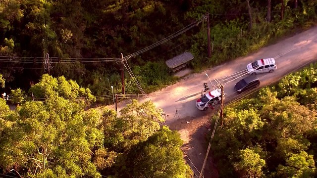 Carro foi encontrado na Estrada do Montanhão (Foto: Reprodução/ TV Globo)