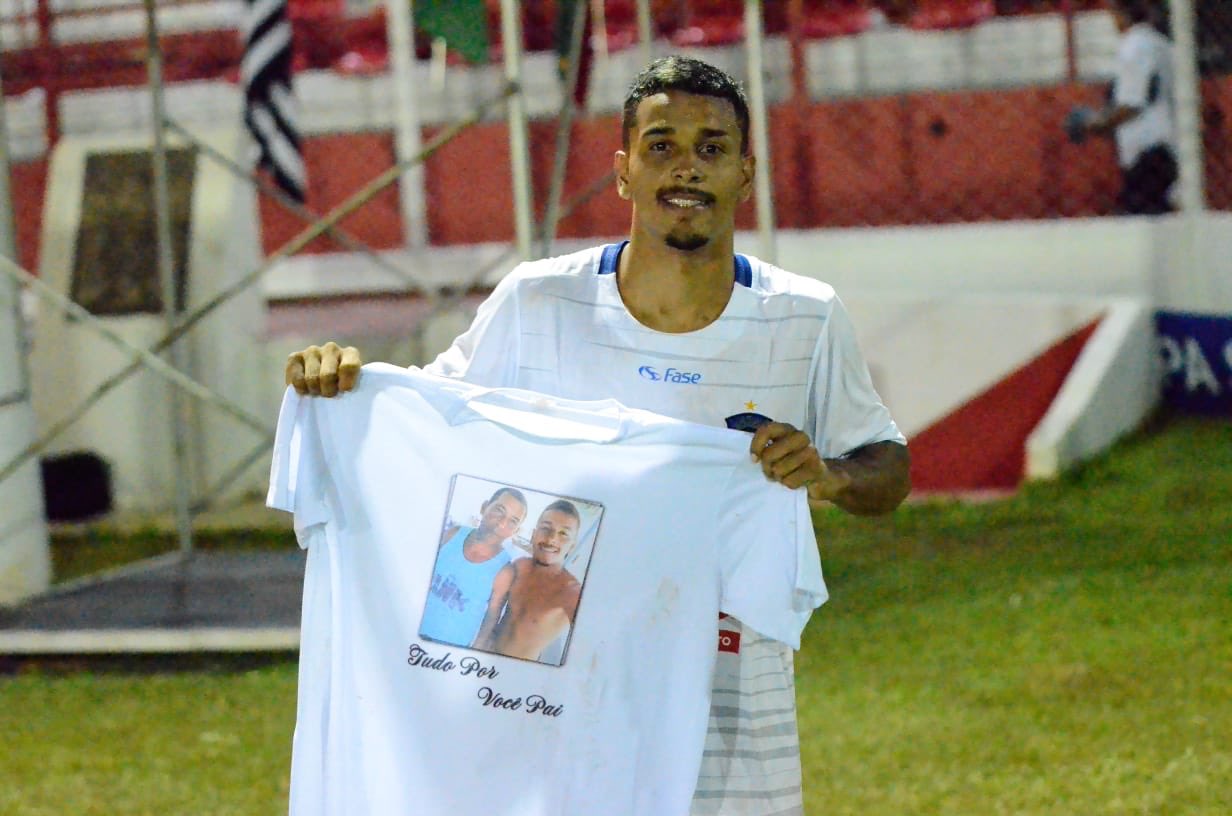 Foguetinho segura camisa em homenagem ao pai, depois de balançar as redes na Copinha (Foto: Matheus Lima/Linhares FC)