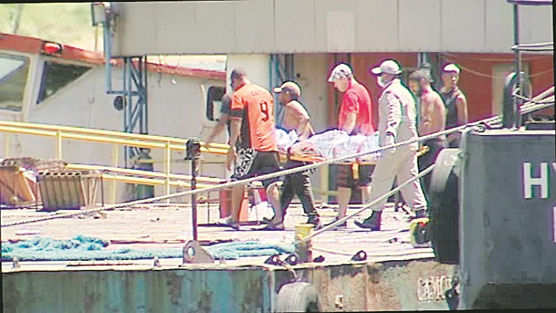 Bombeiros atenderam a ocorrência e levaram o jovem ao hospital (Foto: Reprodução/ TV Tribuna )