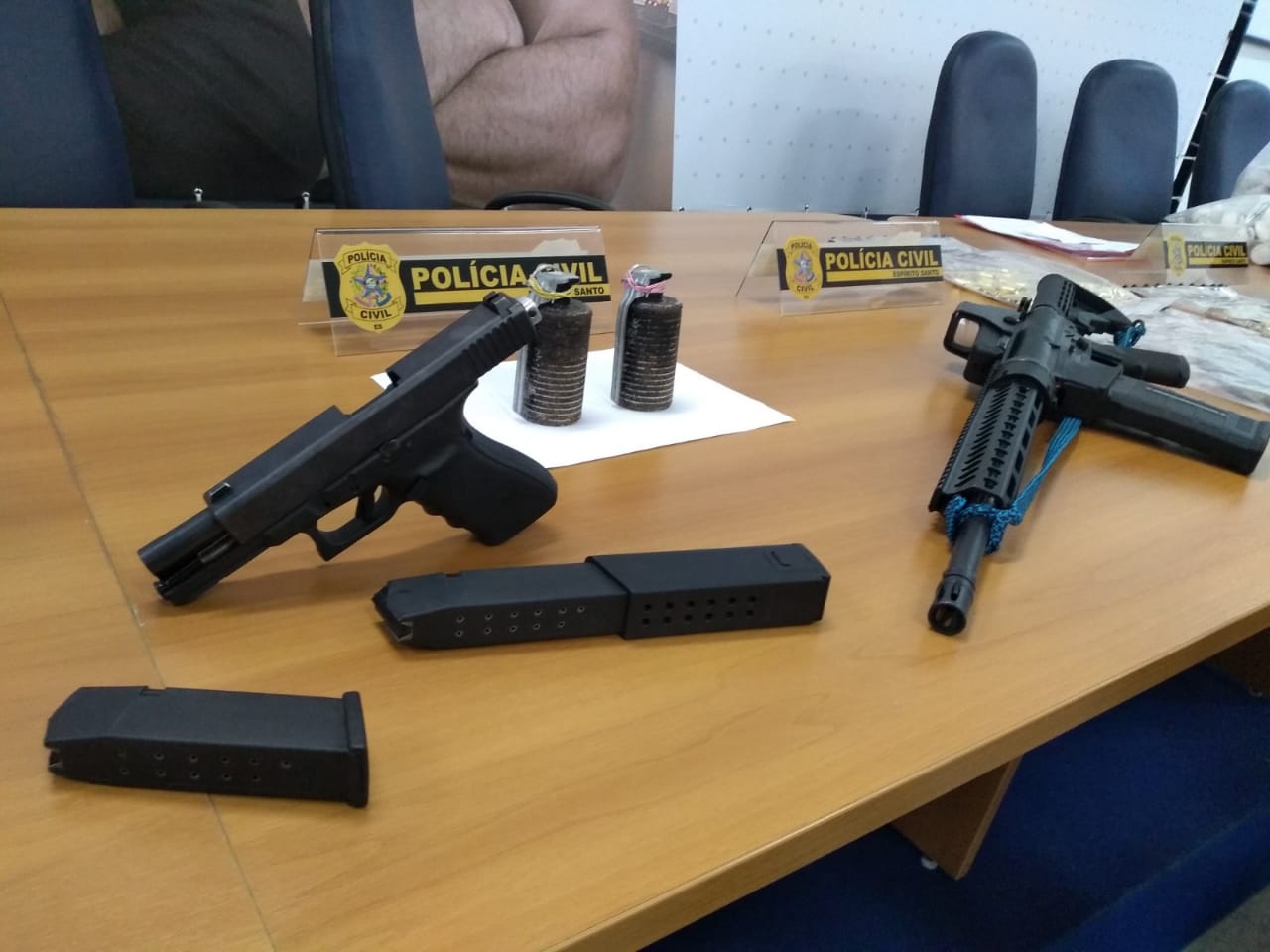 Outra arma, granadas e munições foram apreendidas (Foto: Fábio Nunes/ AT/ 23/01/2020)