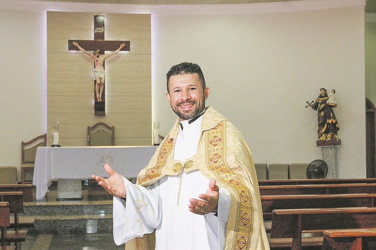 Padre Adriano é pároco na Paróquia Santo Antônio de Pádua, em Soteco (Foto: Leone Iglesias/AT)