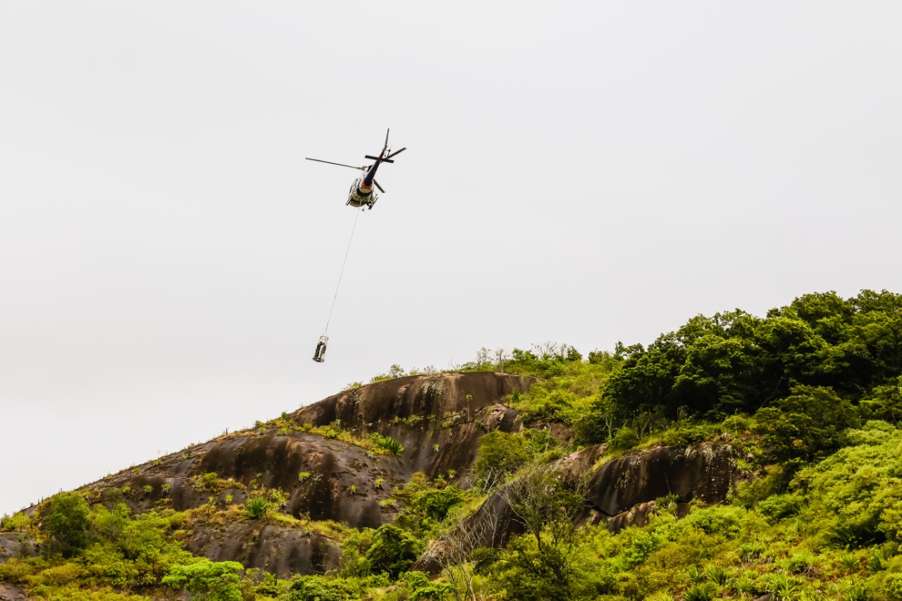 Resgate foi feito por helicóptero da Polícia Militar (Foto: Natália Saraiva)