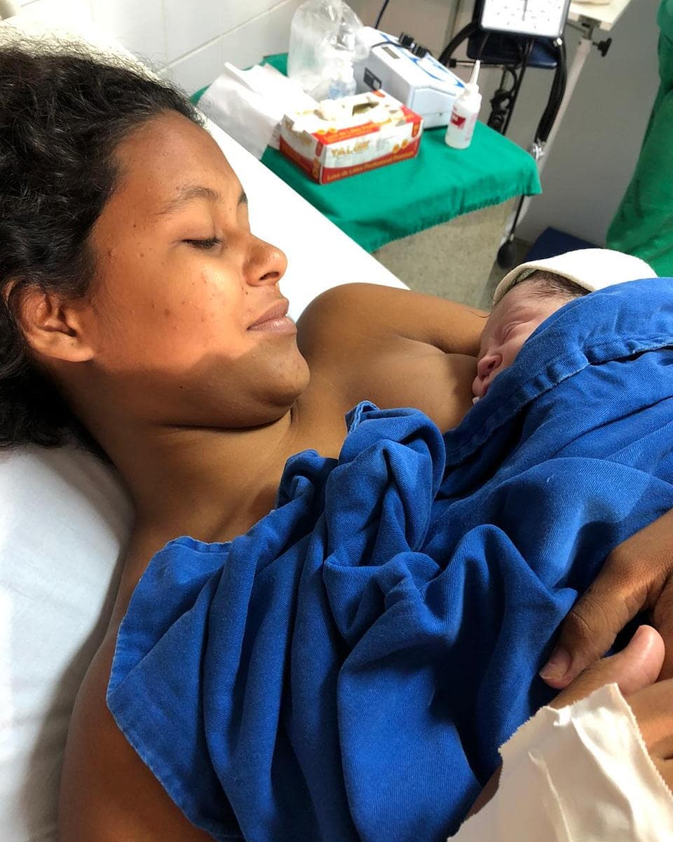 Rafaela com Heloísa no colo: bebê nasceu às 1h08 desta quarta-feira (Foto: Divulgação / Prefeitura da Serra)