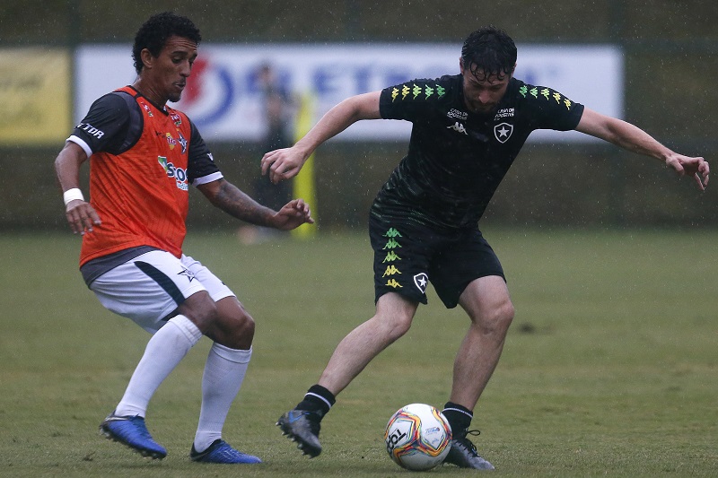 Autor do gol da vitória, Henrique tenta roubar a bola de João Paulo (Foto: Vitor Silva/Botafogo )