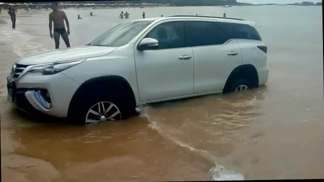 Hilux ficou atolada na areia na Praia de Peracanga, na Enseada Azul. (Foto: Reprodução vídeo)