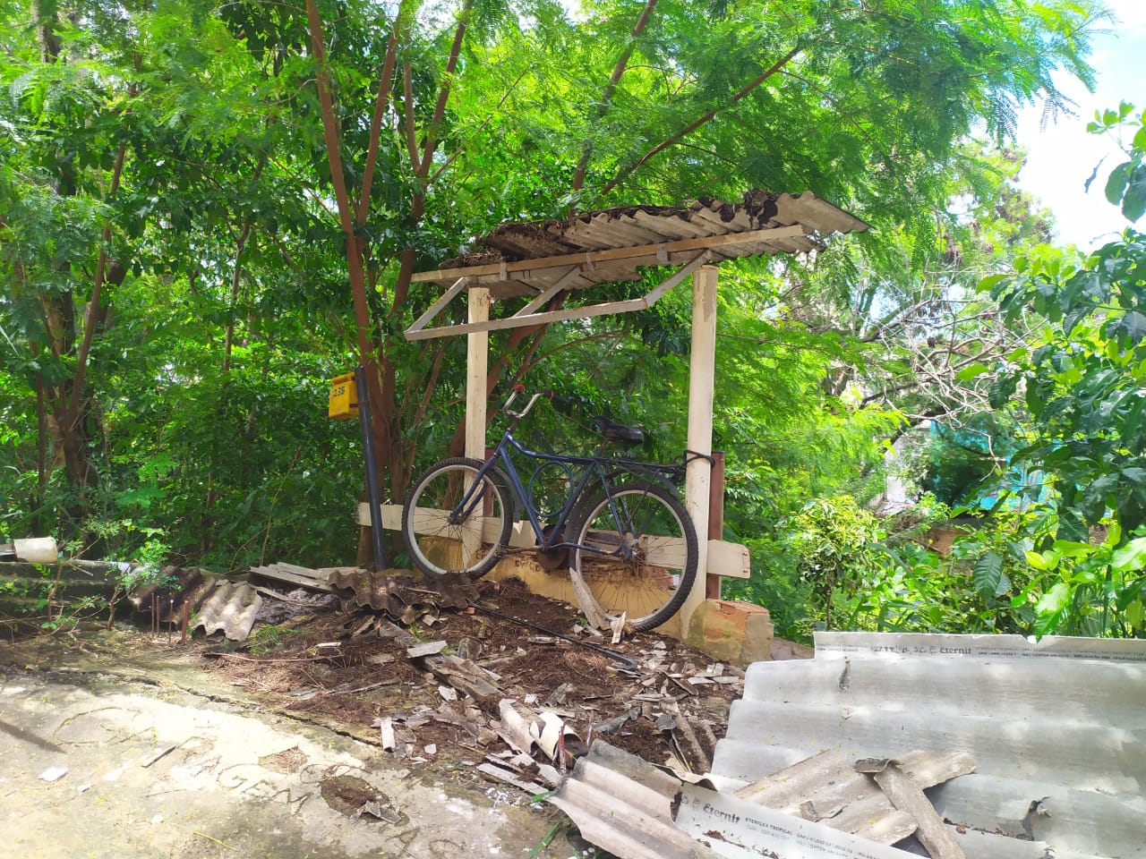 Barraca feita para guardar bicicletas teria sido destruída por vizinho (Foto: Júlia Afonso)