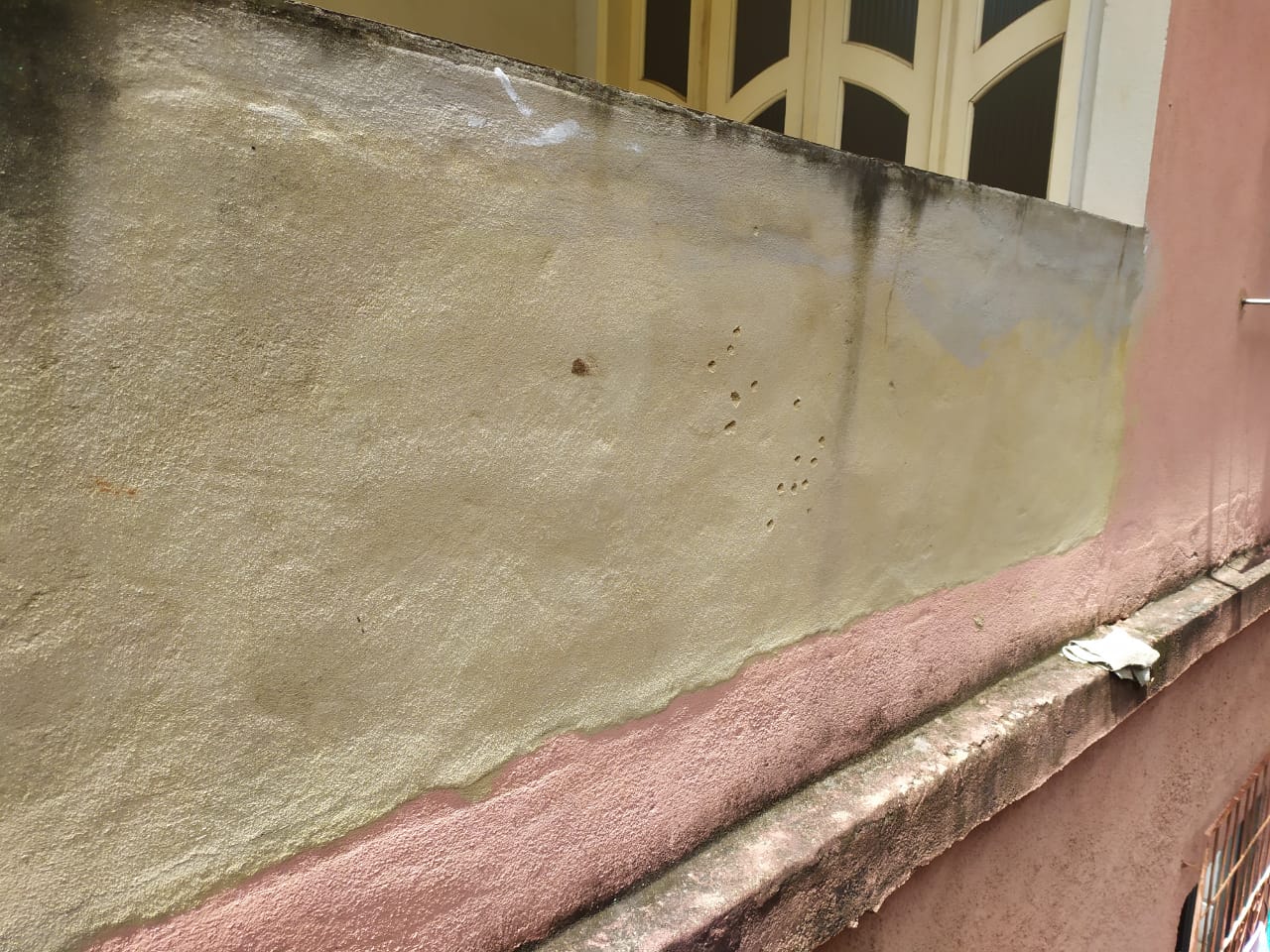 Marcas de tiro na residência da vítima (Foto: Júlia Afonso)