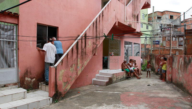 Incêndio aconteceu em uma quitinete no bairro Mário Cypreste (Foto: Fábio Nunes / AT)