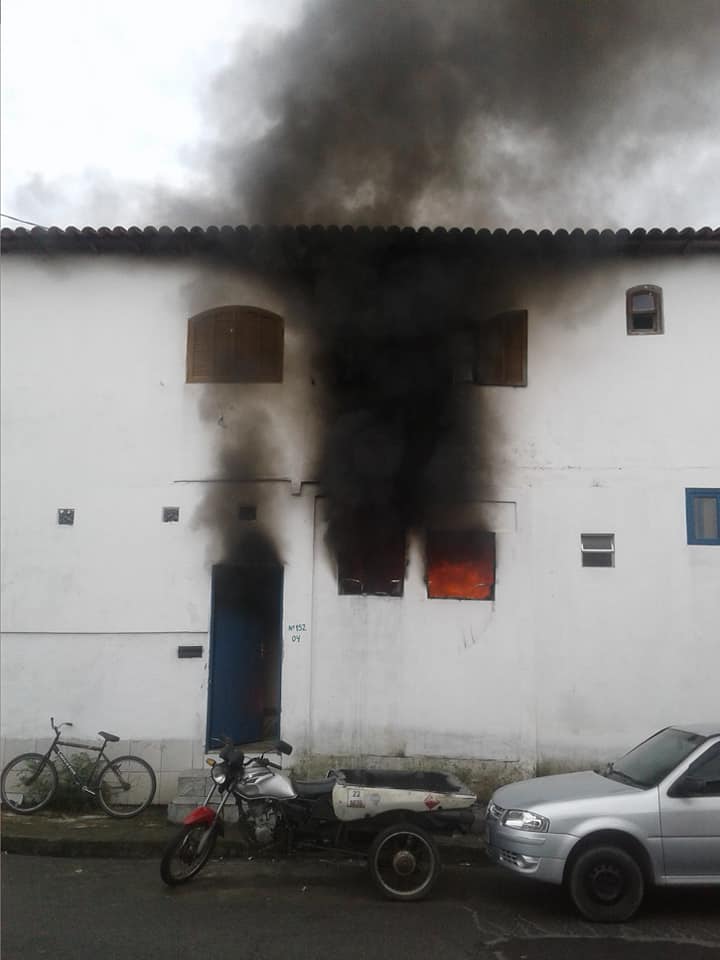 Residência de dois andares no bairro Parque Mangueira, em Paraty (Foto: Wesley Guedes/ Reprodução/ Facebook)