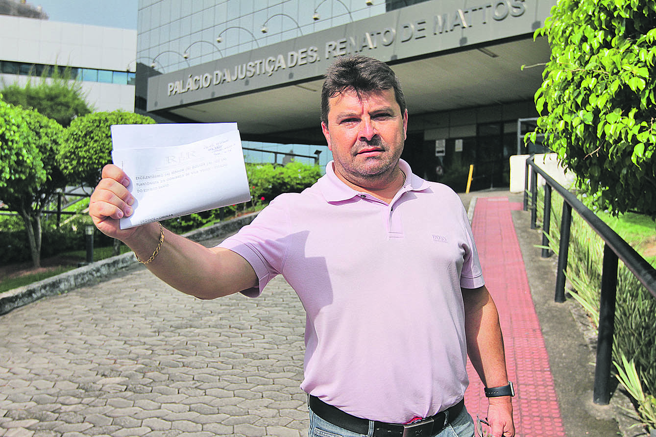 Advogado Rogério Feitosa mostra documento que garante internação compulsória de recepcionista de 38 anos (Foto: Beto Morais / AT)