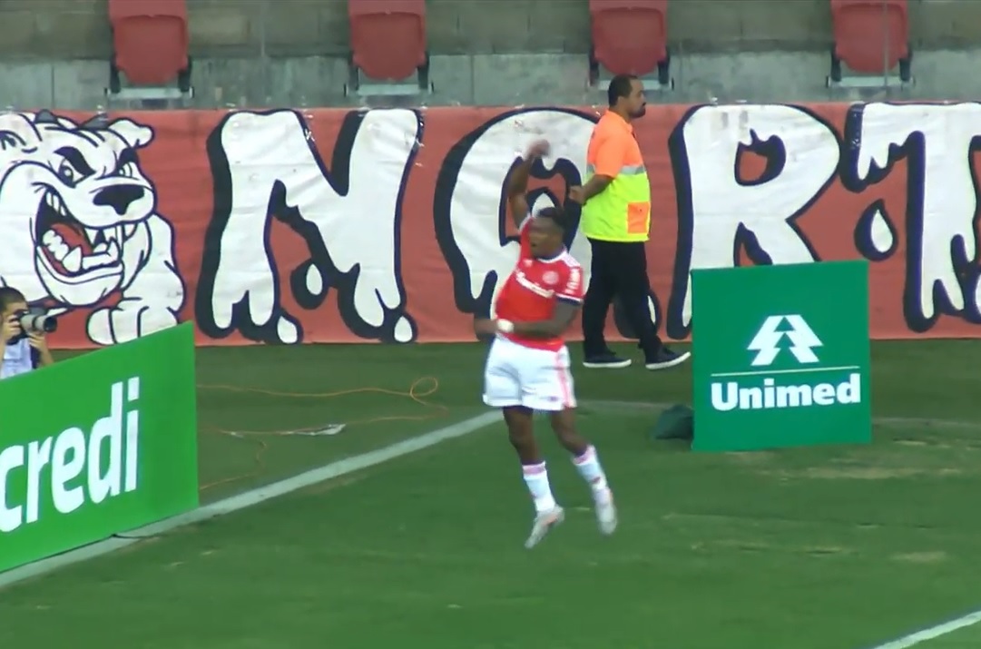 Edenilson comemora primeiro gol da partida (Foto: Reprodução/ SporTV)