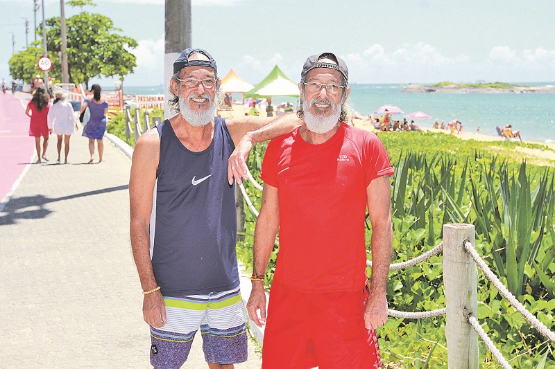 Vitor e Heitor Correa moram juntos, dormem na mesma cama e, também unidos, caminham na orla de Vila Velha. (Foto: Leone Iglesias/AT)
