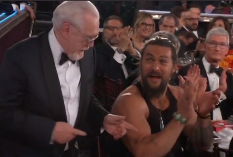 Jason Momoa ficou só de regata na cerimônia do Globo de Ouro. (Foto: Reprodução Twitter)