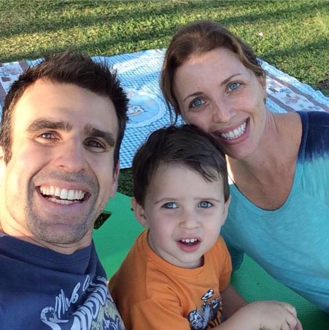 Jornalista Mendel Bydlowski estava passeando com a família em Guarujá, quando filho mais velho caiu do 5º andar e morreu (Foto: Reprodução/Facebook)