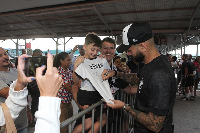 Leandro Castan no desembarque do Vasco no Estado (Foto: Beto Morais/AT)