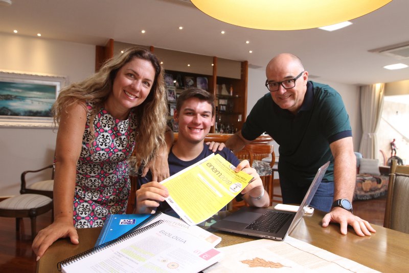 Leonardo Caus Sampaio, que tirou 980 na Redação, com os pais JAyme e Eliana. (Foto: Beto Morais/AT)