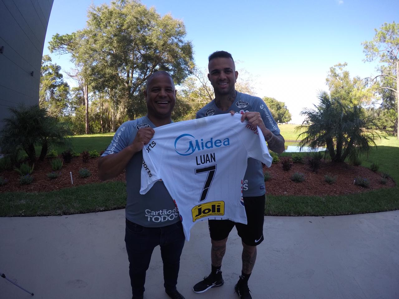 Luan recebeu a camisa do Marcelinho (Foto: Divulgação/Corinthians )