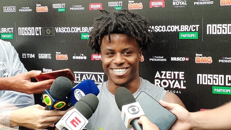 Lucas Santos conversou com a imprensa após o treino desta segunda-feira (Foto: Carlos Gregório Jr/Vasco)
