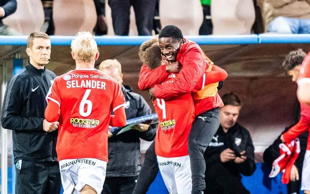 Luís Henrique abraça o ex-rubro-negro Toró, amigo e companheiro de time (Foto: Divulgação/HIFK)