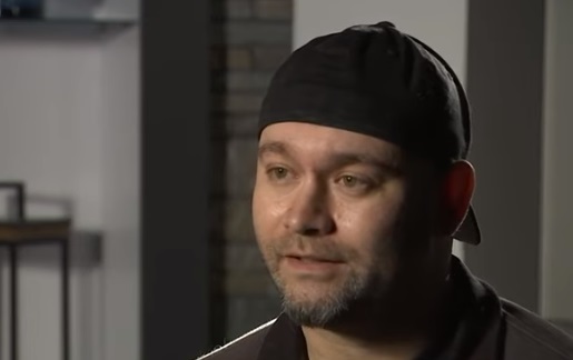 David Ostrom, de 40 anos, pediu na justiça para resolver divórcio com luta de espadas. (Foto: Reprodução Youtube)