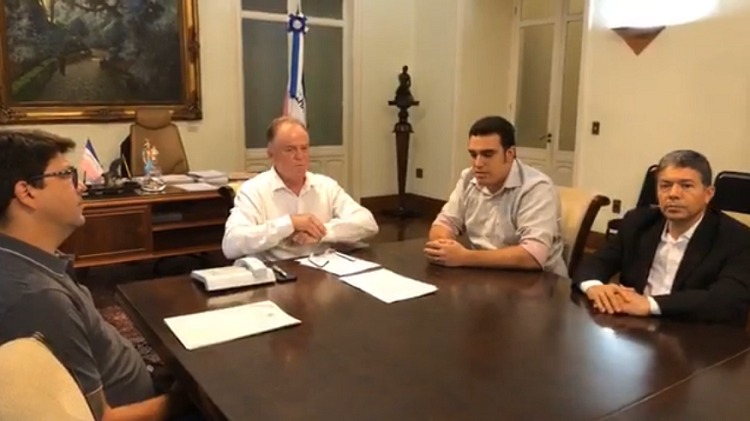 Governador em reunião com deputados e chefe da Casa Civil (Foto: Reprodução/Facebook)