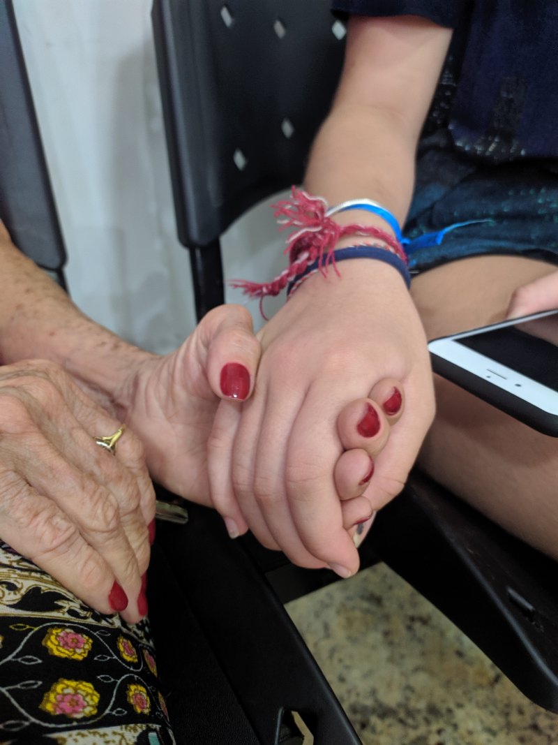 Avó apoiou neta durante depoimento. (Foto: Julia Afonso)
