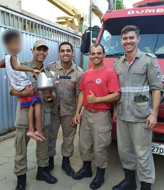 Na foto, o menino posa ao lado dos bombeiros que o salvaram (Foto: Reprodução/Instagram)