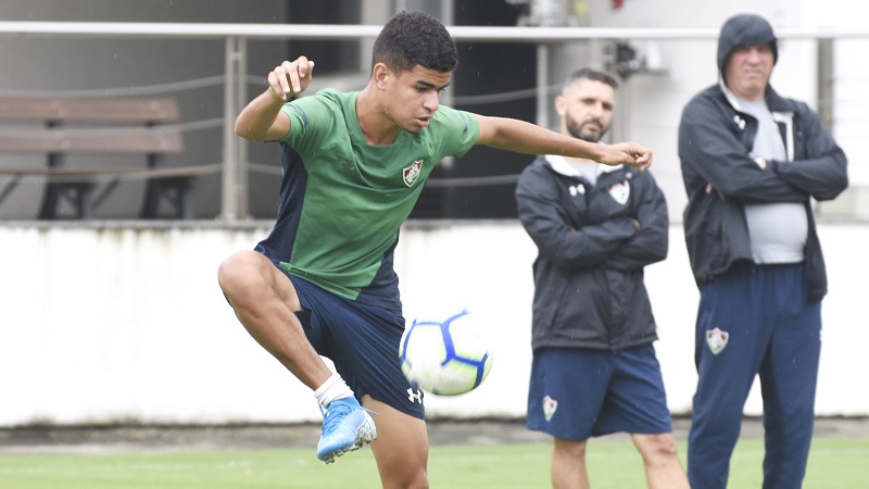 Miguel domina a bola em treino do Fluminense (Foto: Mailson Santana/Fluminense FC (06/12/2019))