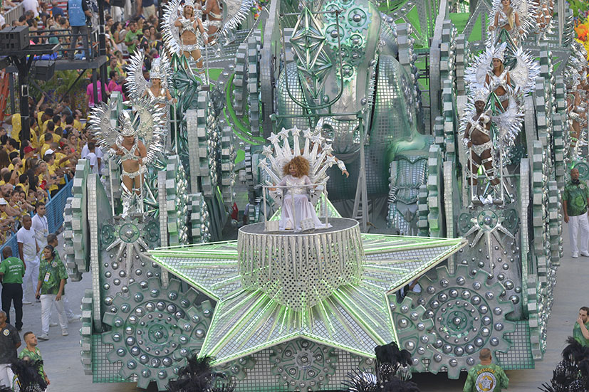 Elza no desfile da Mocidade em 2019. (Foto: Liesa)