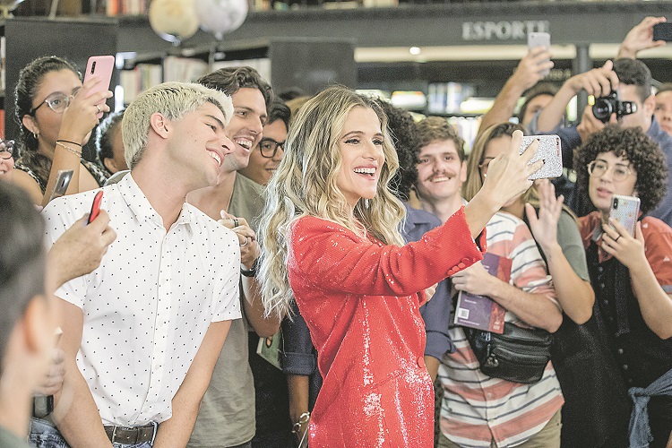 Montez no papel de William, em “Bom Sucesso”, com Rafael Infante e Ingrid Guimarães (Foto: Divulgação/TV Globo)