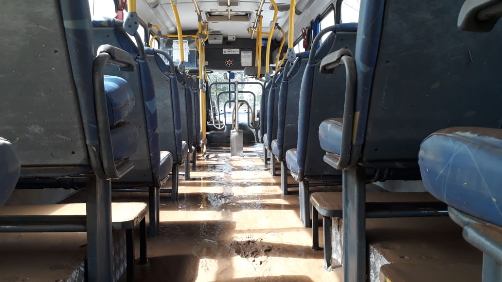 Até ônibus foram invadidos pela água em Castelo (Foto: Geilson Ferreira/ TV Tribuna)