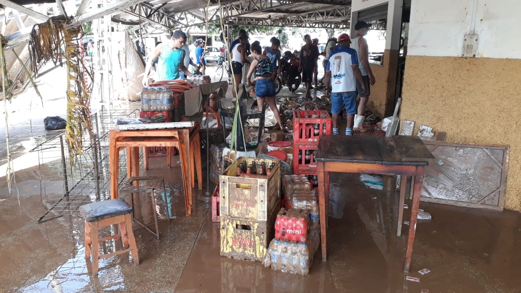 Moradores começaram a limpar a cidade neste domingo (26) (Foto: Geilson Ferreira/ TV Tribuna)