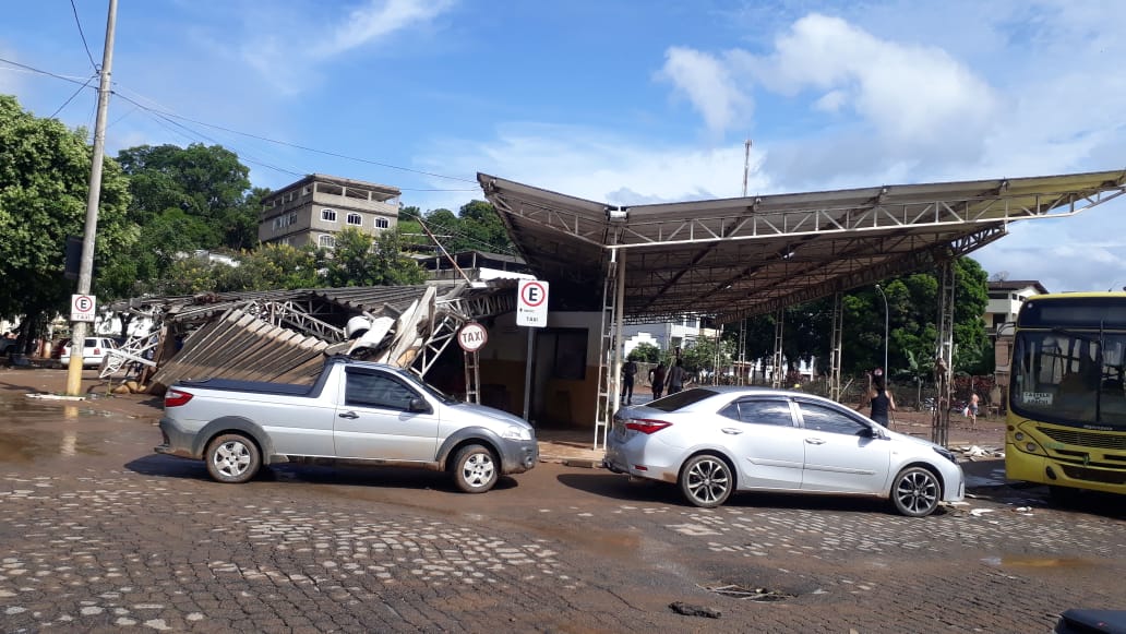 Parte do teto da rodoviária desabou (Foto: Geilson Ferreira/ TV Tribuna)
