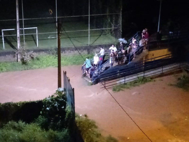 Moradores ilhados em Castelo, no Sul do Estado (Foto: Internauta)
