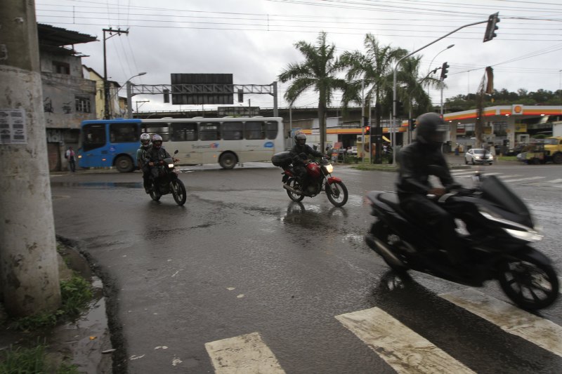 Motociclistas passam em curva em São Torquato, em Vila Velha. (Foto: Dayana Souza/AT)