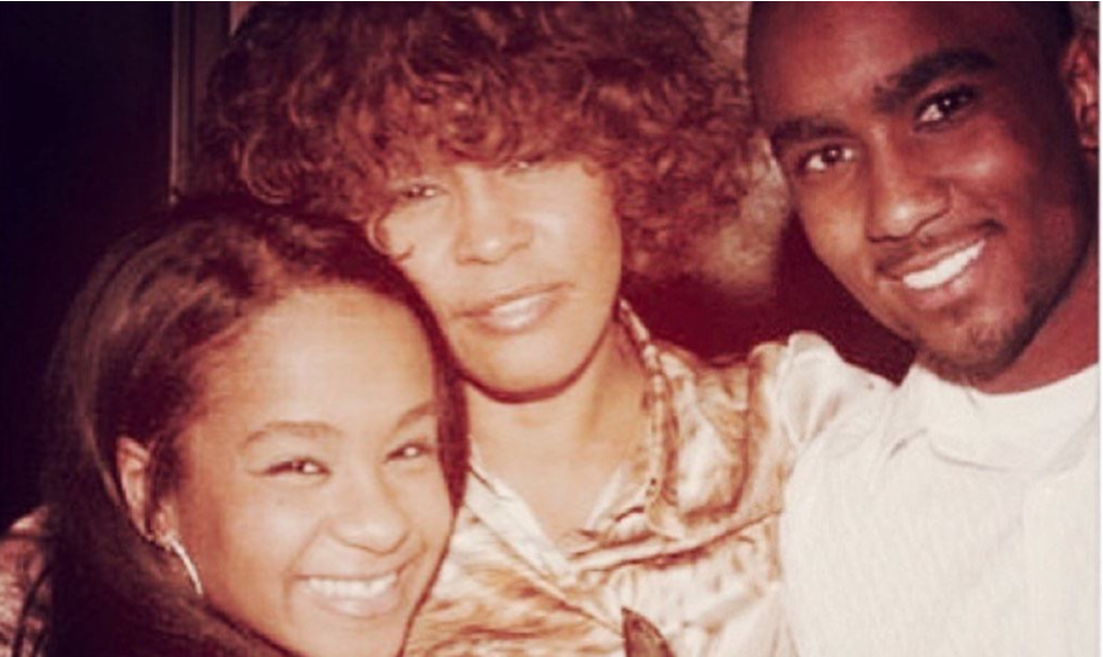 Nick Gordon ao lado de Whitney Houston e Bobby (Foto: Reprodução / Instagram)