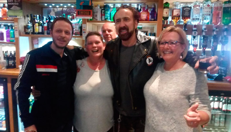 Nicolas Cage com desconhecidos no bar (Foto: Reprodução / Reddit)