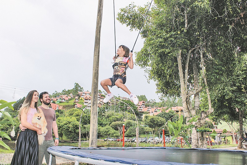 Suellen Peres e Bruno Filete ao lado da filha Alicie Filete, de 4 anos, que se divertiu em cama elástica (Foto: Julio Huber)