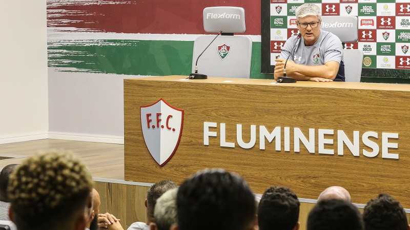 Odair Hellmann conversou com os jogadores na reapresentação desta quarta-feira (Foto: Lucas Merçon/Fluminense)